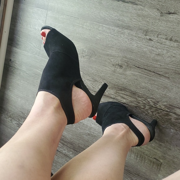 Rialto Black Open-Toe Sandals - Lightweight - Picture 3 of 6